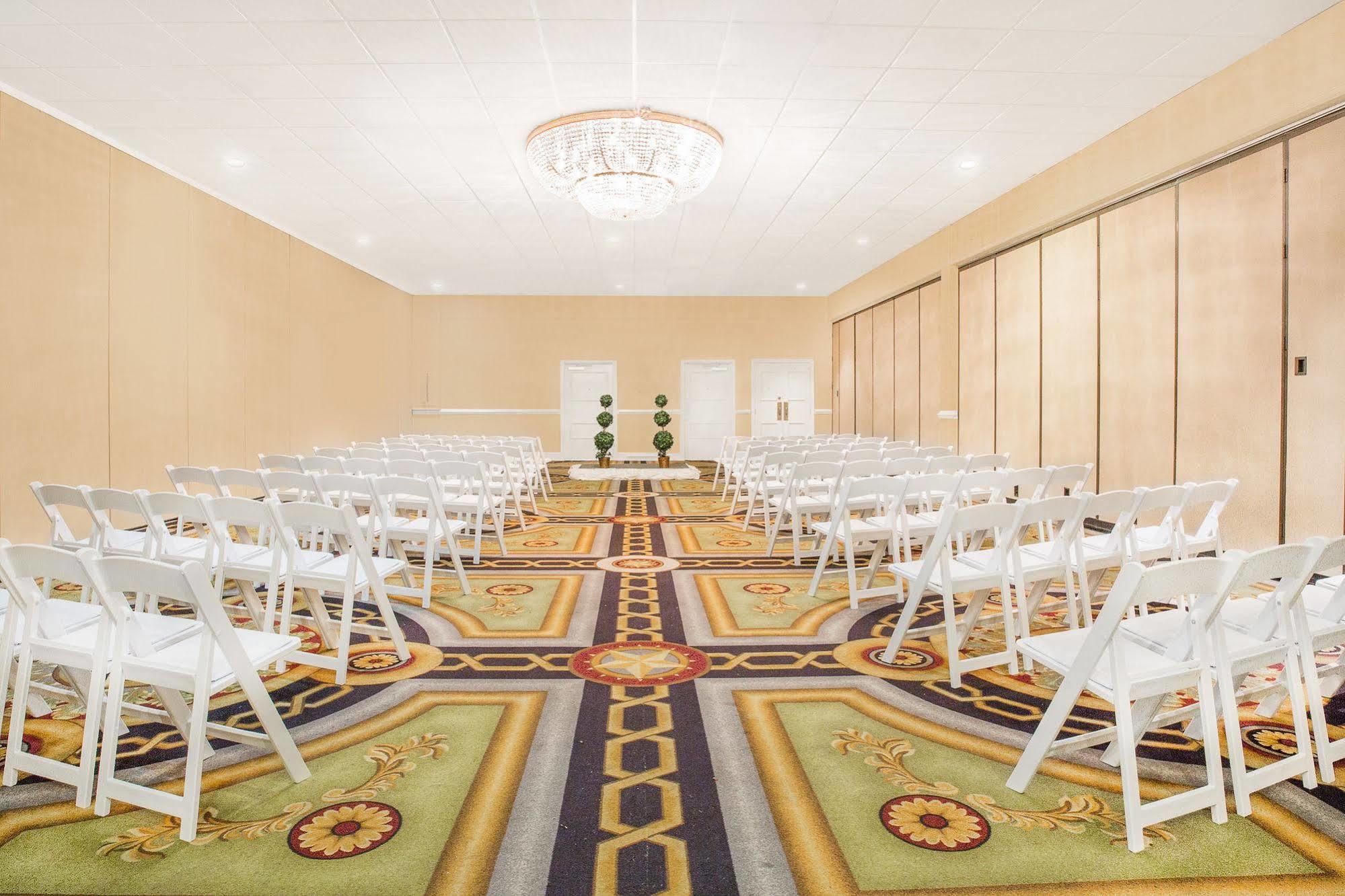 Baymont By Wyndham Fayetteville Fort Bragg Area Extérieur photo