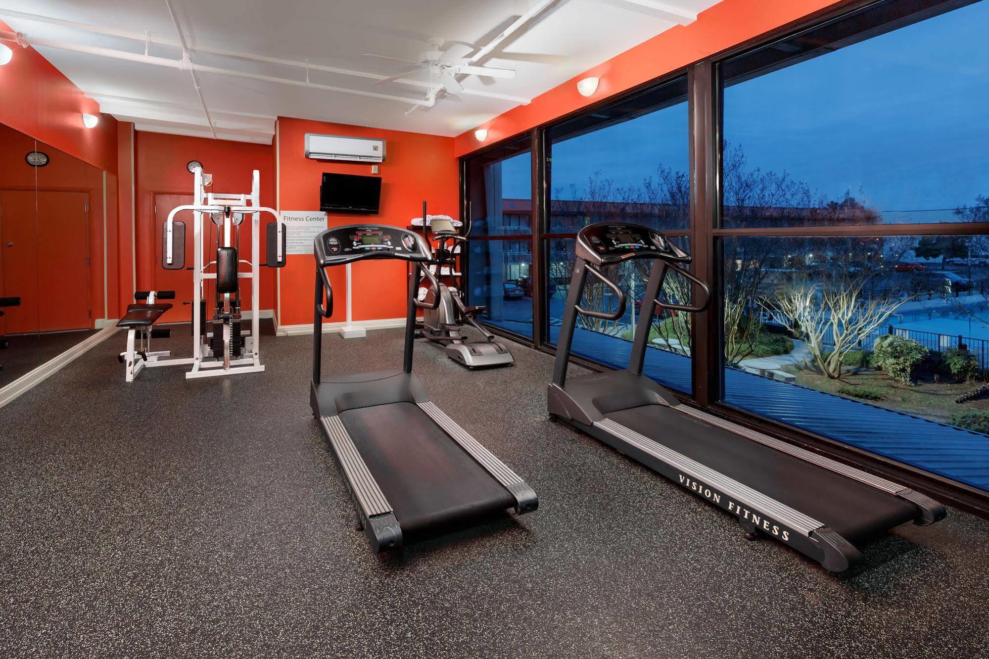 Baymont By Wyndham Fayetteville Fort Bragg Area Extérieur photo