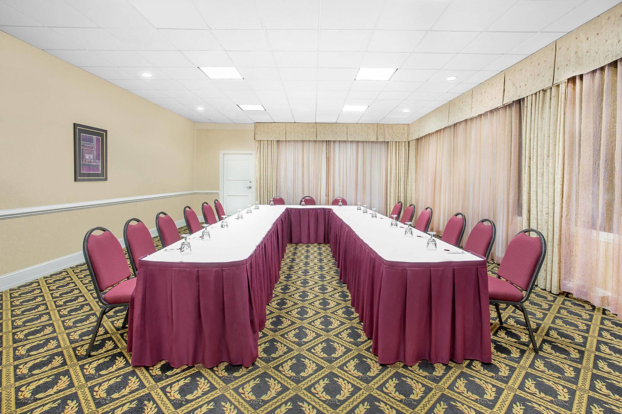 Baymont By Wyndham Fayetteville Fort Bragg Area Extérieur photo