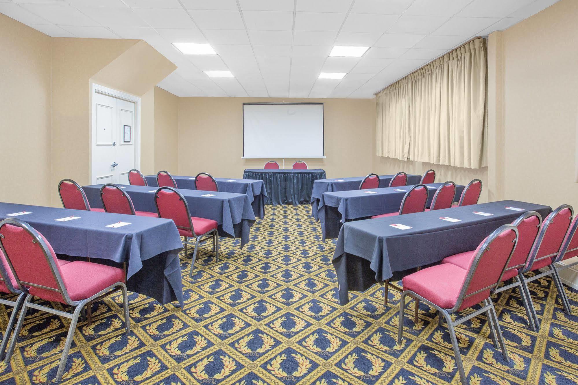 Baymont By Wyndham Fayetteville Fort Bragg Area Extérieur photo
